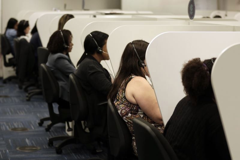 Operadores de telemarketing.