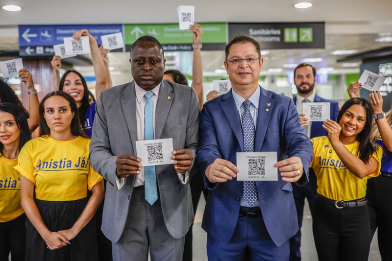 Deputados Hélio Leite e Sóstenes Cavalcante em ato por anistia na Câmara