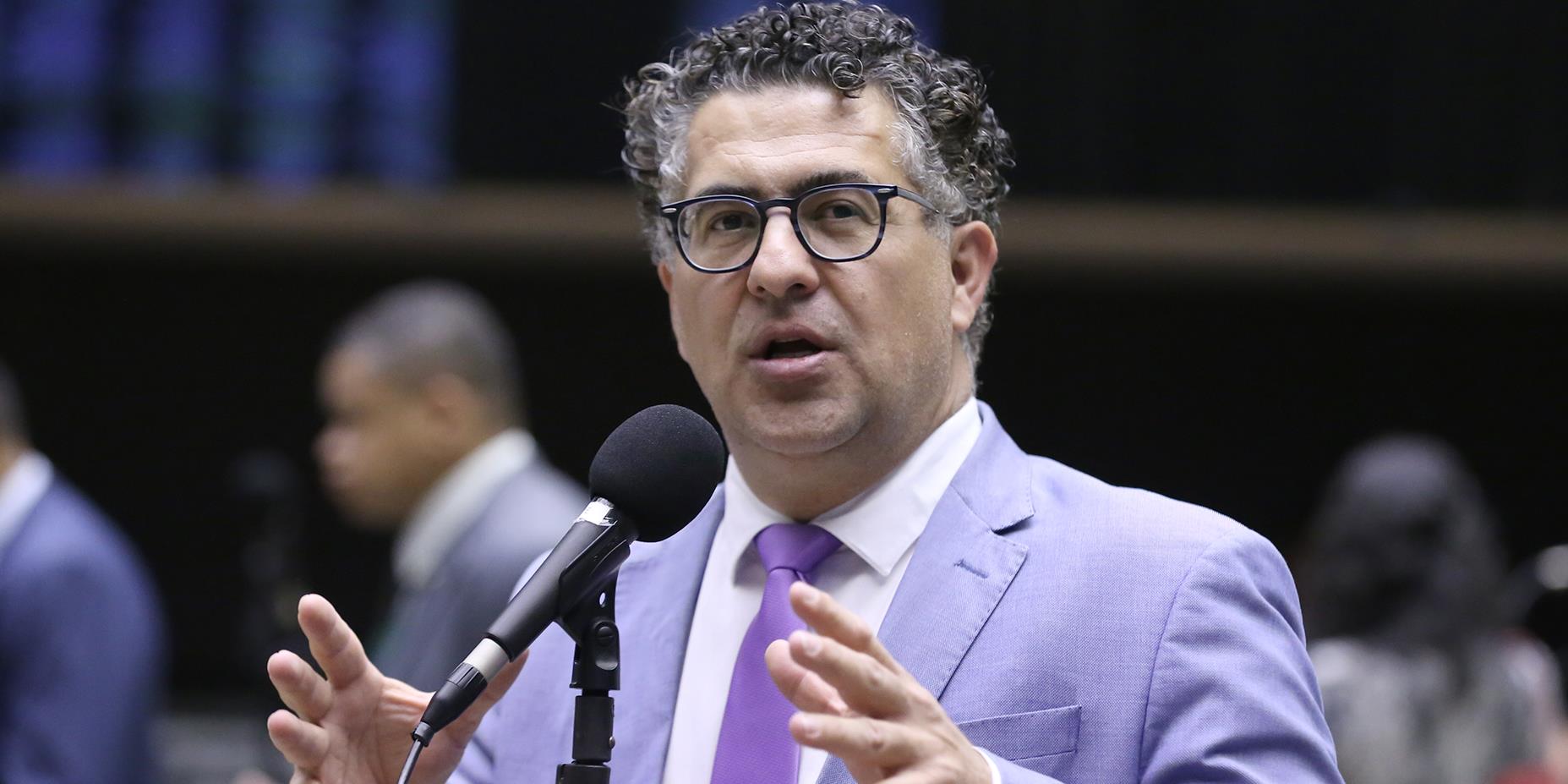 “Tarcísio é um covarde”, diz vice-líder do governo na Câmara