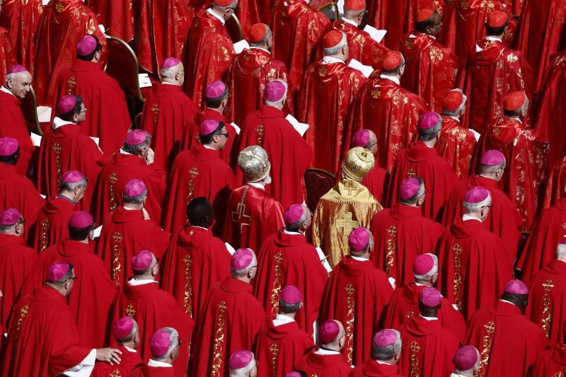 Na foto, cardeais comparecem à cerimônia fúnebre do Papa Francisco, na Praça de São Pedro. A data do Conclave para escolha do sucessor foi marcada para 7 de maio.