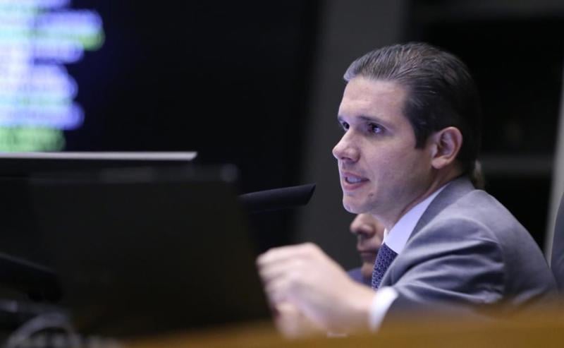 Requerimento de urgência não garante votação. Prerrogativa de pautar projeto é de Hugo Motta