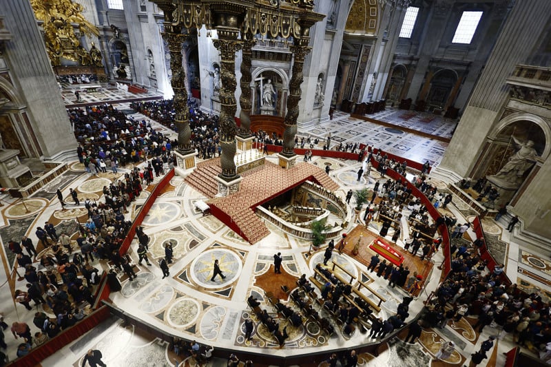 O corpo do Papa Francisco é velado em um caixão na Basílica de São Pedro, no Vaticano.