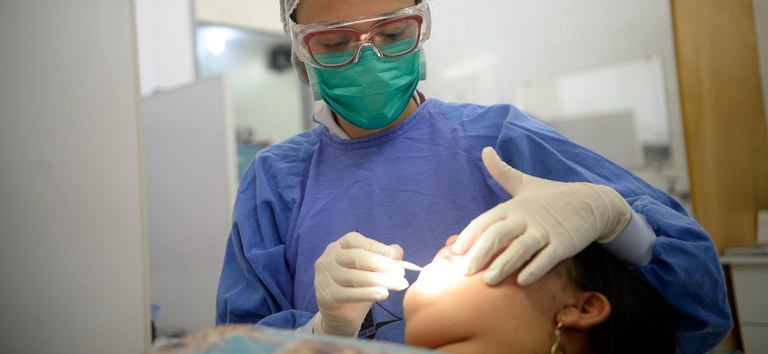 Vítimas de violência doméstica terão reconstrução dentária gratuita no SUS
