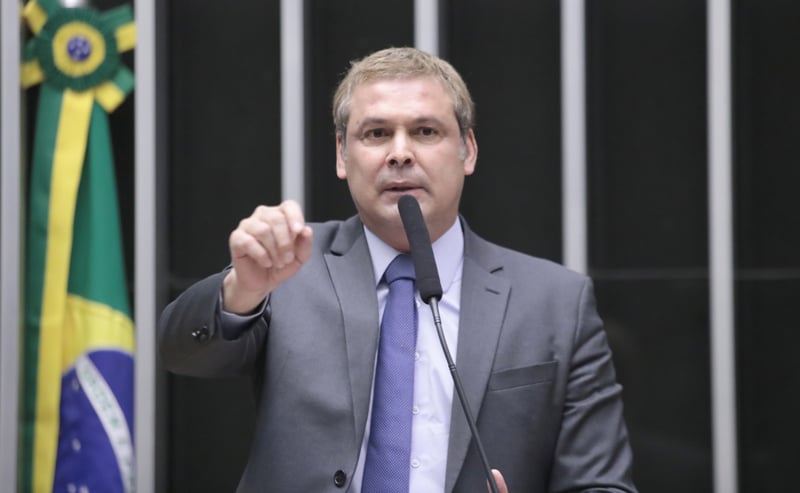 Lindbergh comemorou comunicado de Zanin sobre limitações para suspensão da ação penal contra Ramagem.