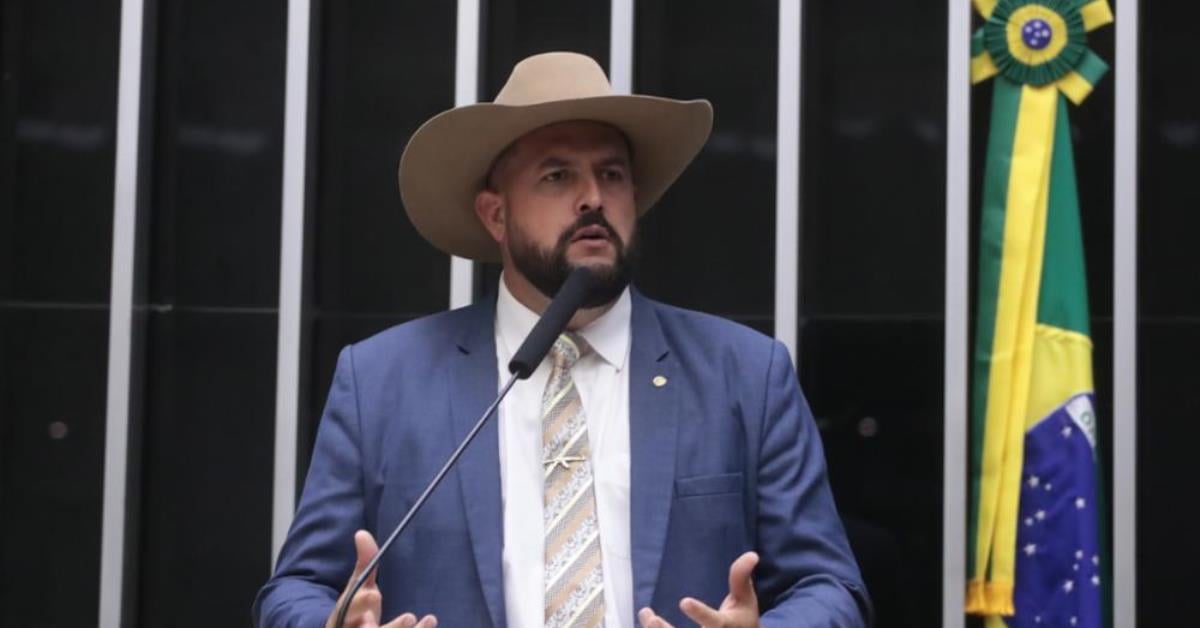 Zé Trovão apresenta projeto que veta camisa vermelha da Seleção