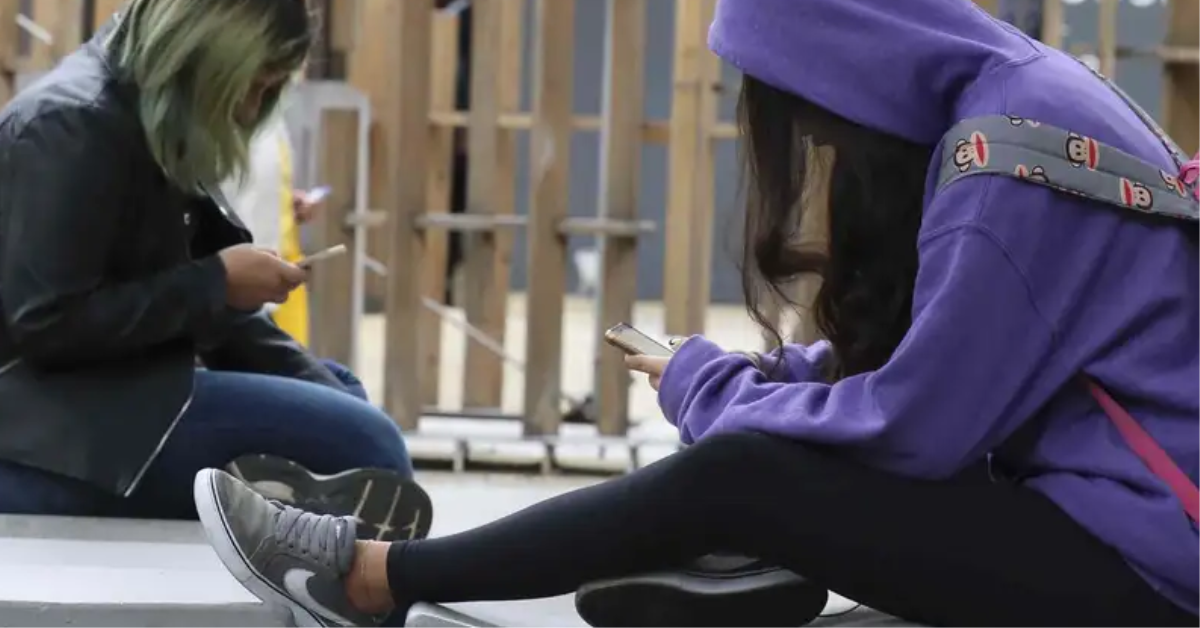 1 em cada 3 alunos não sabe da proibição de celulares, aponta pesquisa