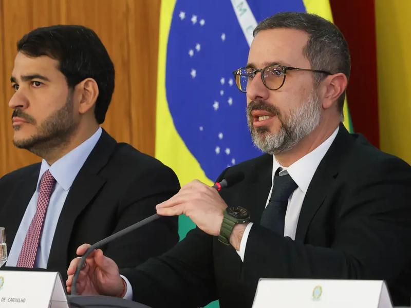 Os ministros da AGU, Jorge Messias, e da CGU, Vinicius Carvalho