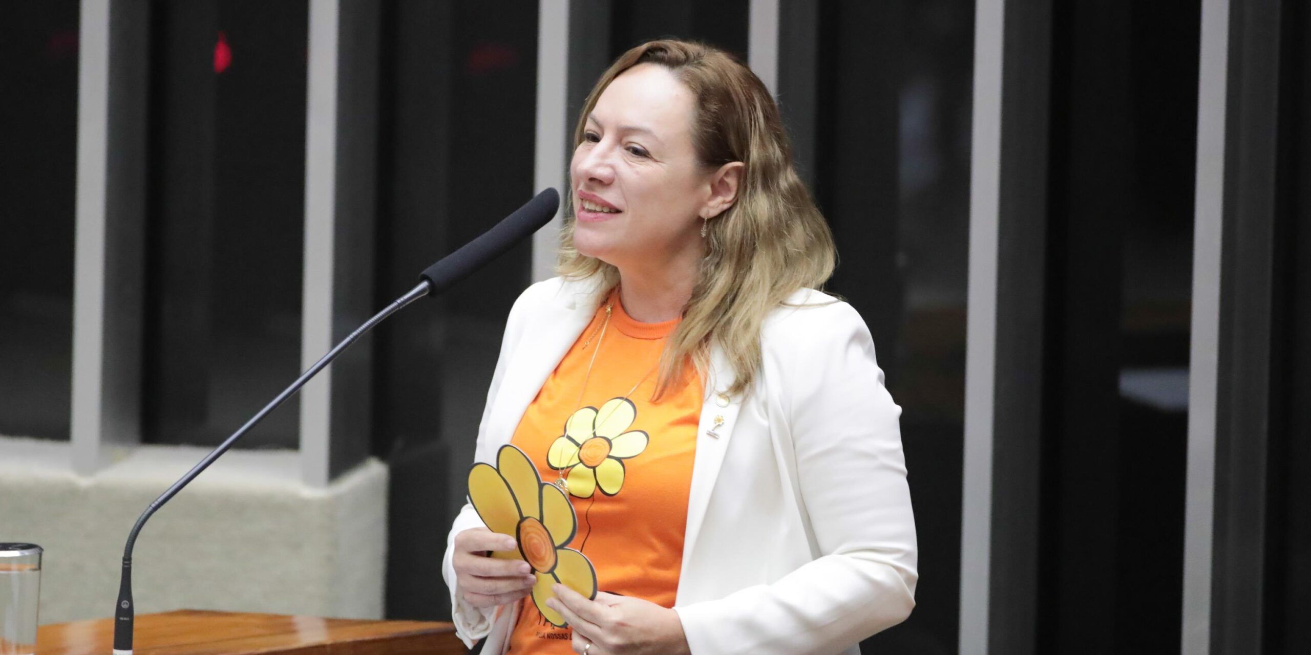 Adriana Accorsi propõe margarida como símbolo contra abuso infantil