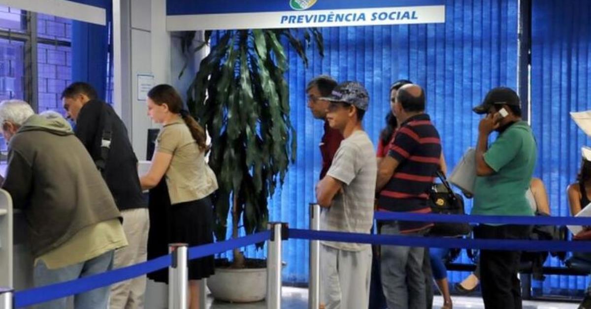 Aposentados podem pedir dobro por descontos indevidos, dizem advogados