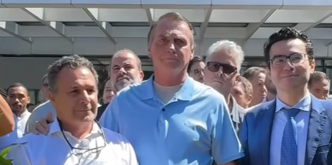 Bolsonaro tem alta após 22 dias internado para cirurgia intestinal