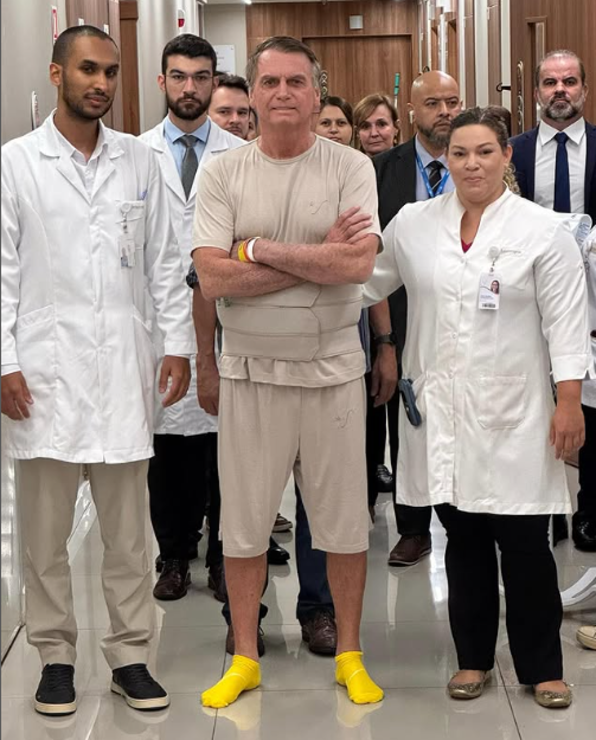 Bolsonaro com equipe médica no Hospital DF Star, em foto publicada nas redes sociais.