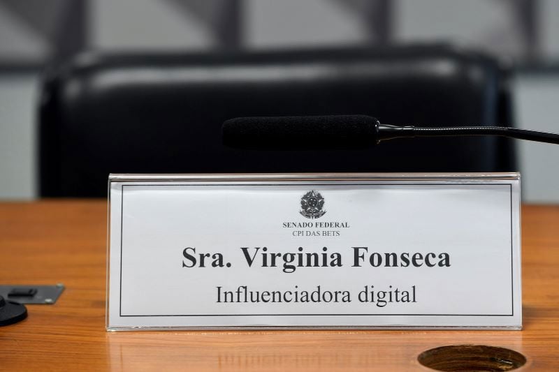 Placa indicando o lugar de Virgínia Fonseca na CPI das Bets.