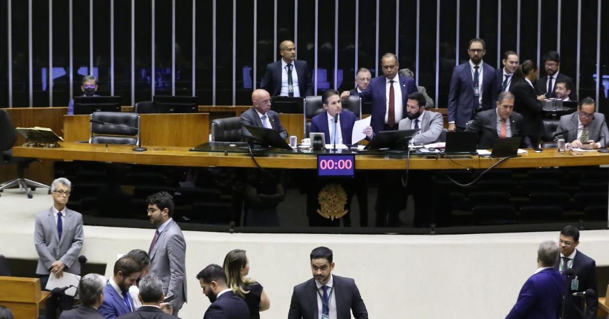 Câmara aprova novas carreiras e reajustes para servidores federais