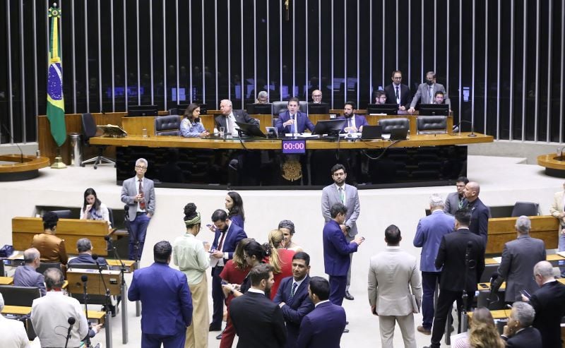 Plenário da Câmara aprovou um total de nove pedidos de urgência nesta segunda-feira (26).