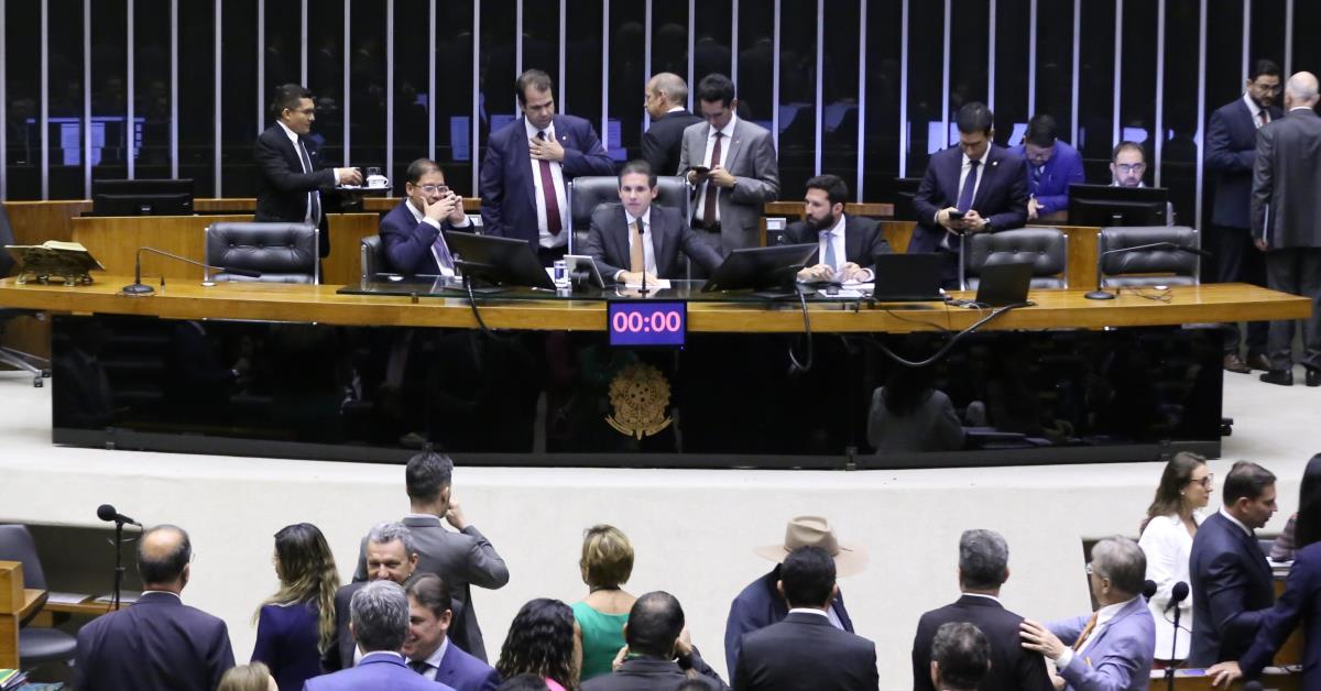 Câmara suspende ação contra Ramagem; medida pode beneficiar Bolsonaro