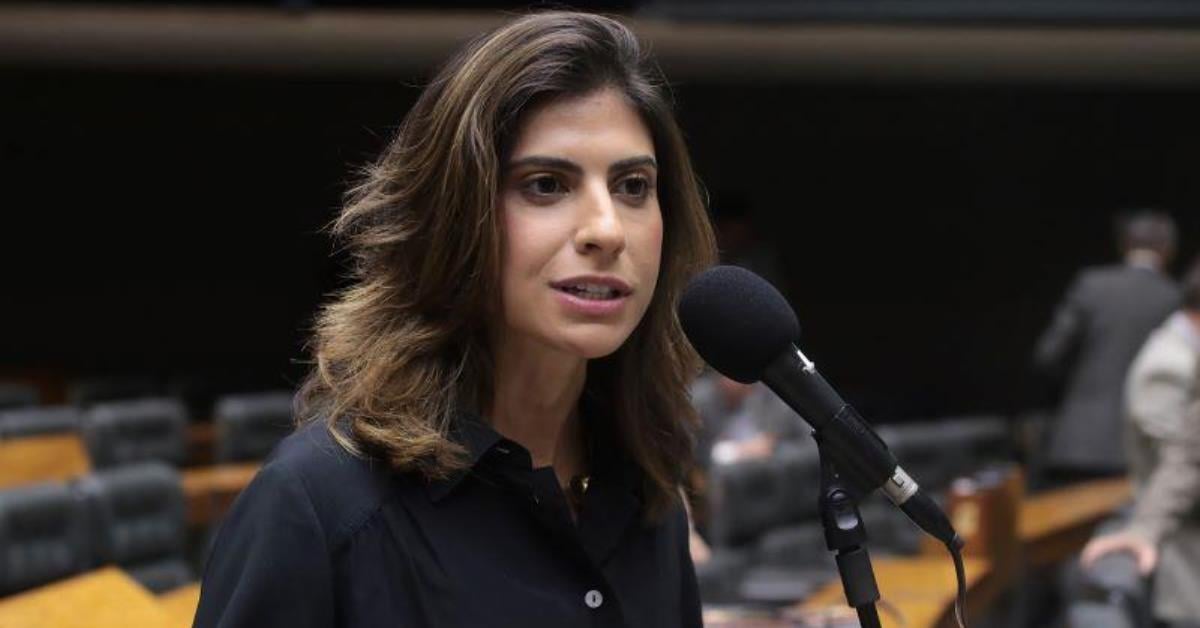 Camila Jara recebe alta hospitalar após cirurgias para tratar câncer