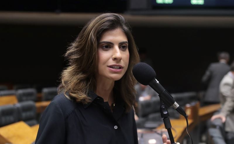 A deputada Camila Jara (PT-MT) exerce o mandato remotamente enquanto se recupera de duas cirurgias para a retirada de um câncer.