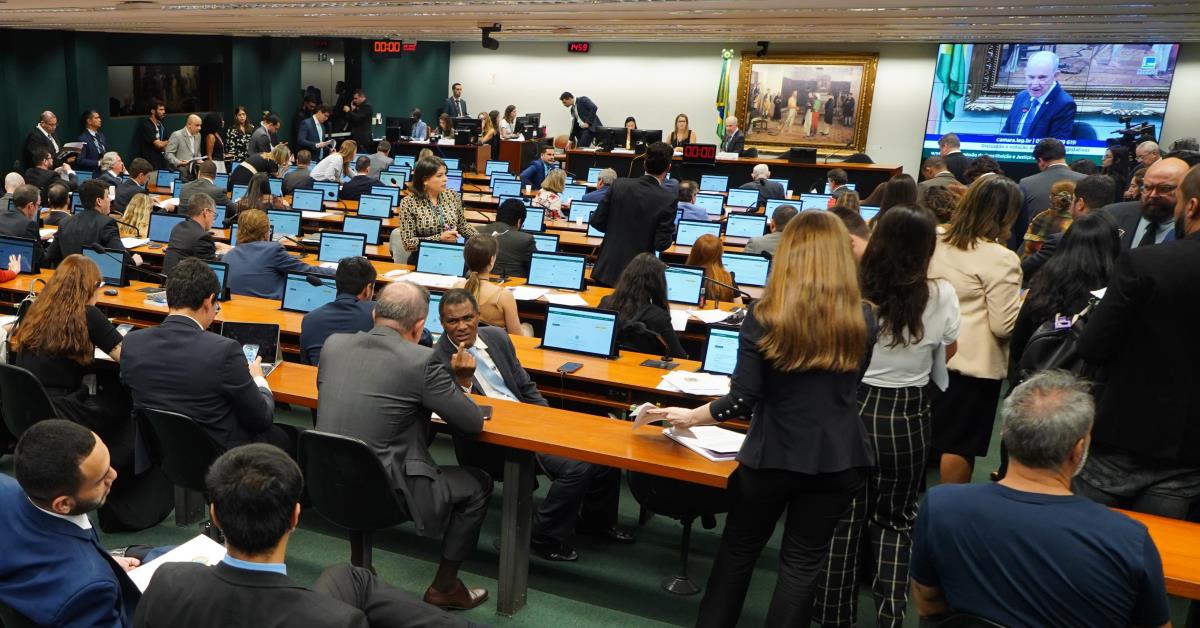 CCJ aprova política de proteção à infância e adolescência