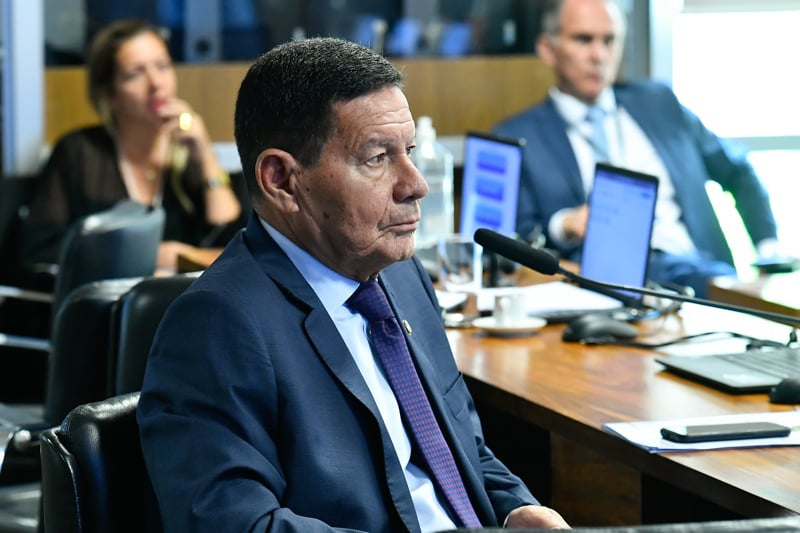Senador Hamilton Mourão, o relator do projeto.