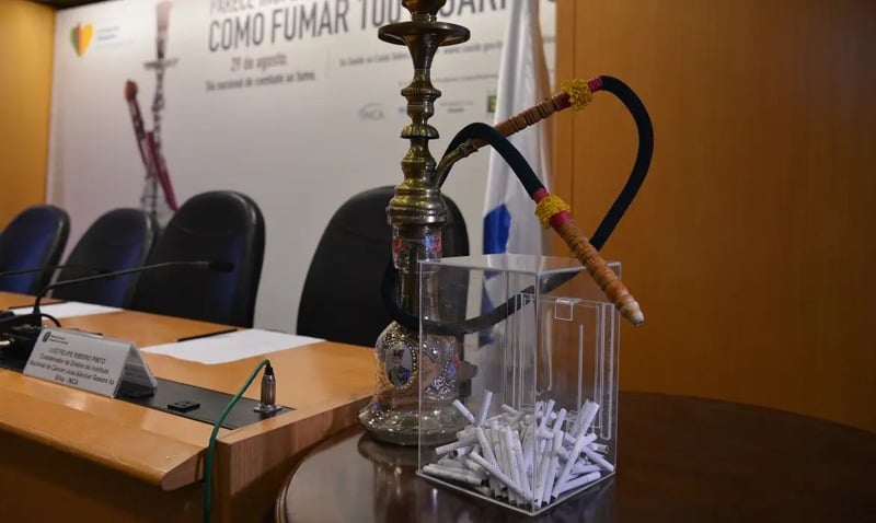 Medida prevê restrição do uso a tabacarias e proíbe acesso de menores a esses locais.