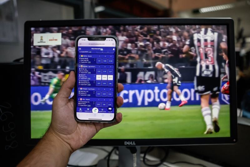 Futebol pode perder R$ 1,6 bilhões em um ano com as restrições em contratos de bets, diz nota publicada pelos clubes.