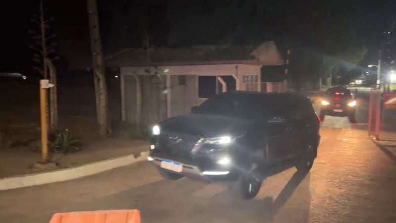 Veículo da comitiva do ex-presidente Fernando Collor deixa o presídio Baldomero Cavalcanti, em Maceió (AL).