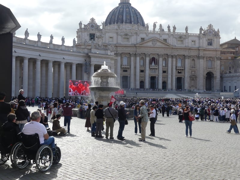 Fiéis aguardam na Praça de São Pedro o anúncio do novo papa