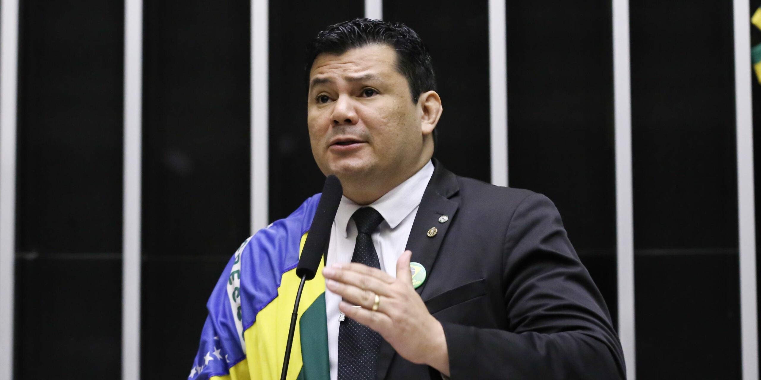 Conselho de Ética suspende mandato de Gilvan da Federal por três meses