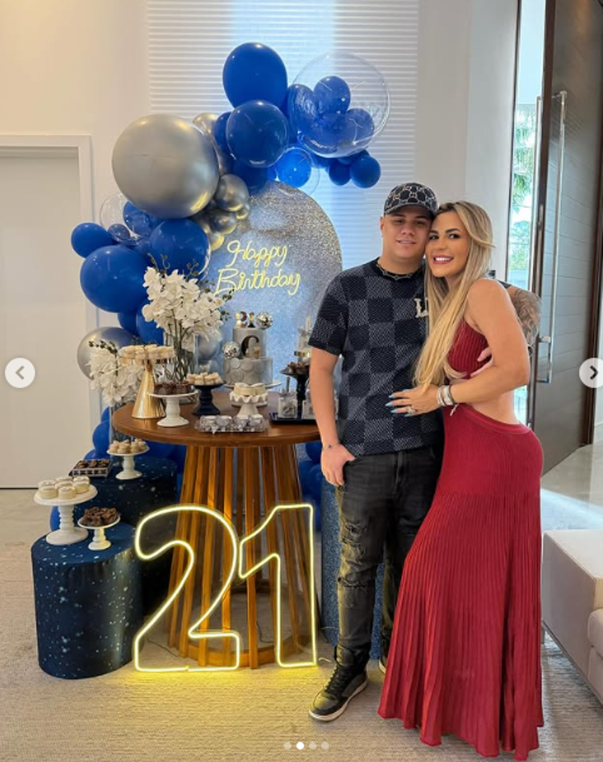 Giliard com a mãe, Deolane Bezerra, em imagem publicada em redes sociais.