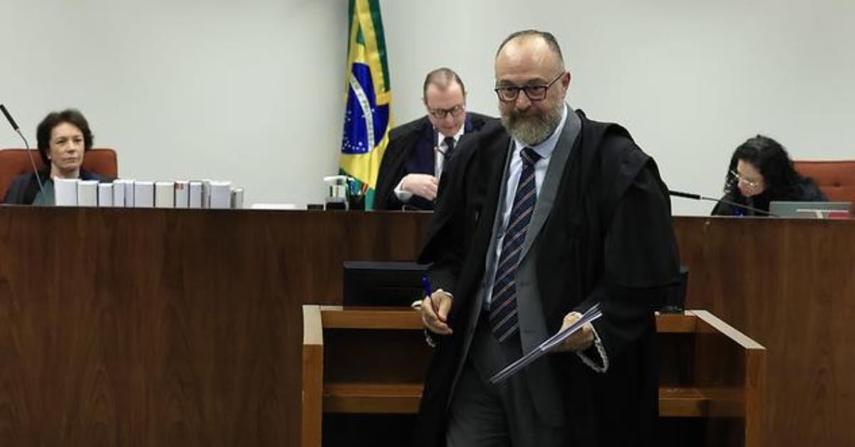 Defesa de acusado que ajudou a criar urnas: “pai não ataca filho”