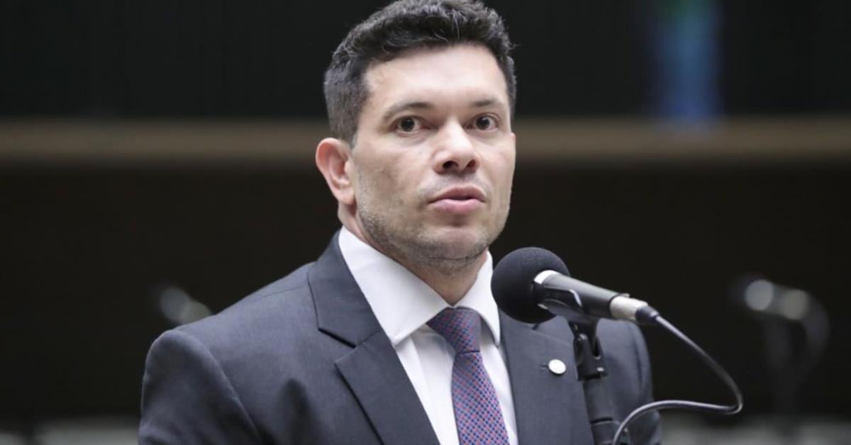 Deputado Acácio Favacho propõe fornecimento de antidepressivo pelo SUS
