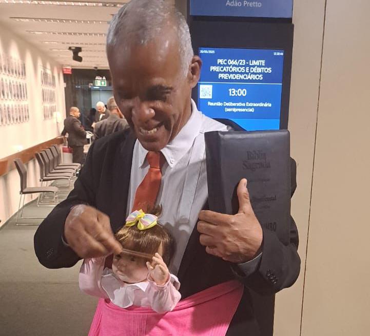 Deputado Pastor Isidório critica relação afetiva com bebês reborn