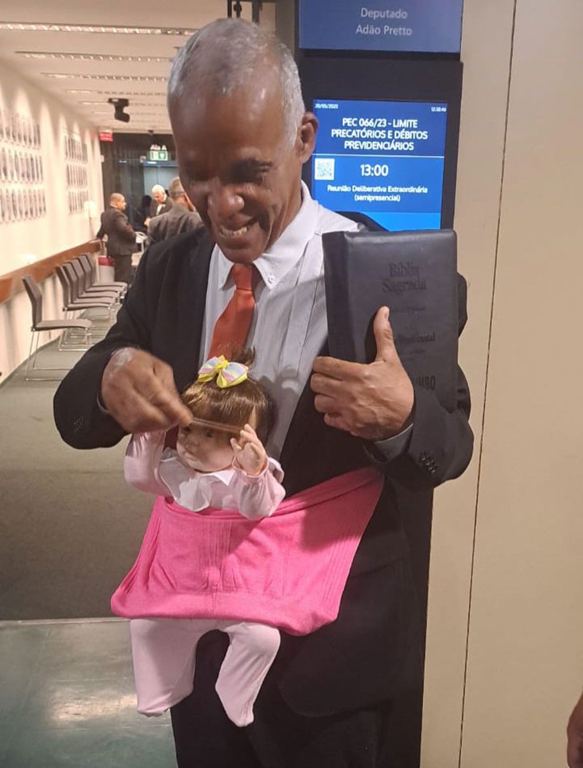 Deputado Pastor Isidório (Avante-BA) na Câmara dos Deputados nesta terça-feira (20).