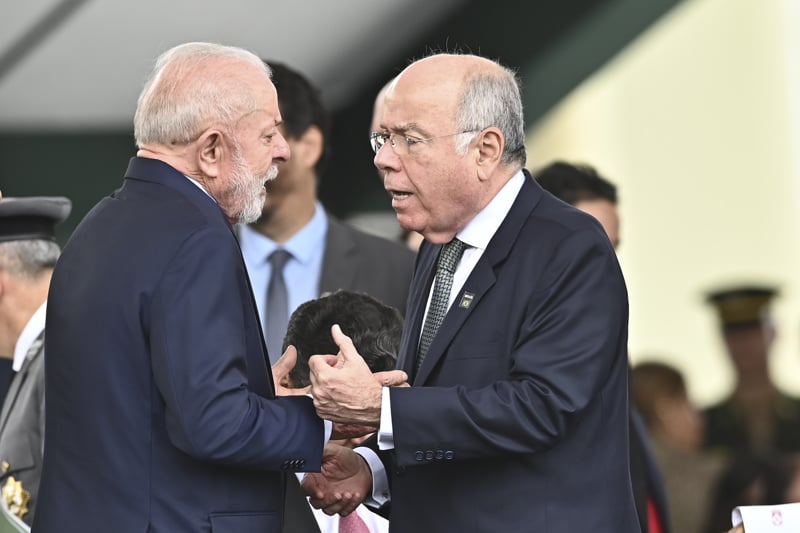 Presidente Lula conversa com Ministro Mauro Vieira.