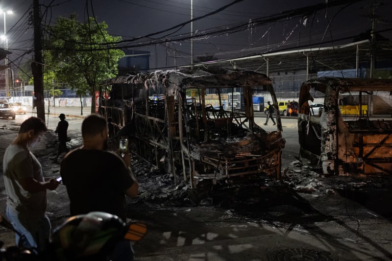 Rio de Janeiro, 23 de outubro de 2023: carcaça de ônibus incendiado por milicianos após a morte de um dos líderes de grupo criminoso que atua na cidade.