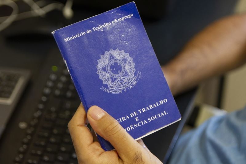 Taxa de desemprego ficou estável em três meses, segundo o IBGE.