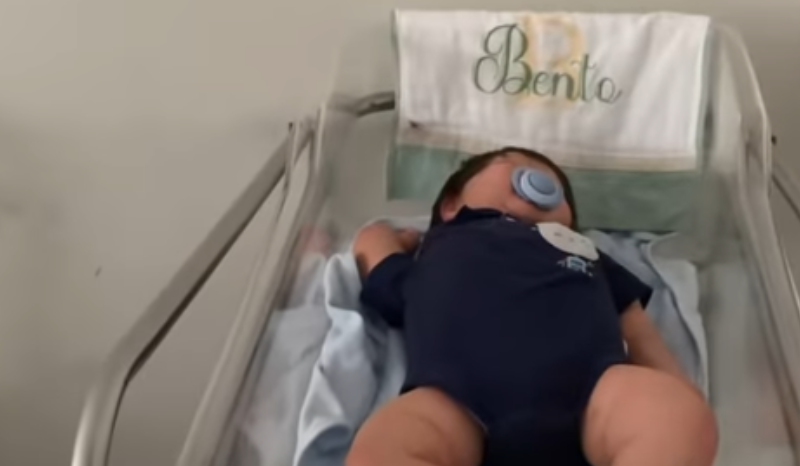 Bebê reborn levado por influenciadora digital a hospital. Vídeo viralizou e suscitou iniciativas legislativas.