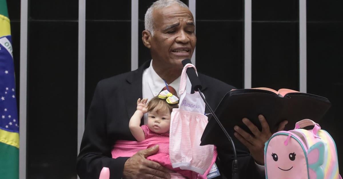 “Ela fez pipi”: deputado leva bebê “esborne” para discurso na Câmara