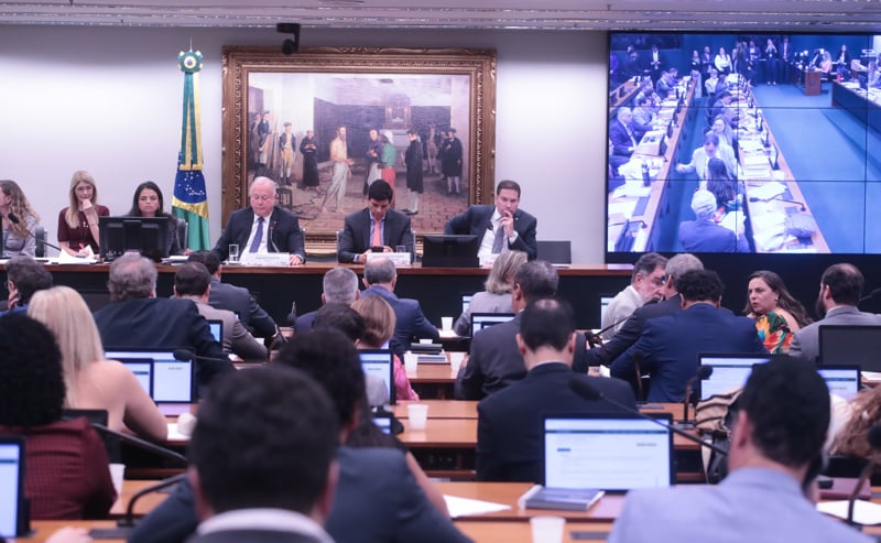 Com sete ministérios, PP, União Brasil, Republicanos e MDB votaram a favor do relatório.