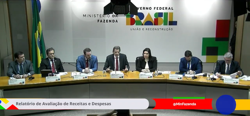 Coletiva sobre contenção de gastos.