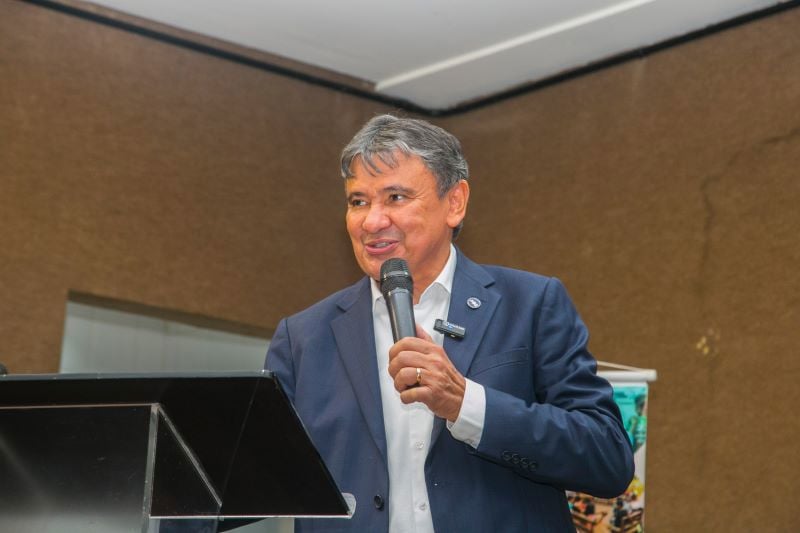 O ministro do Desenvolvimento Social, Wellington Dias, assina a portaria no Diário Oficial.