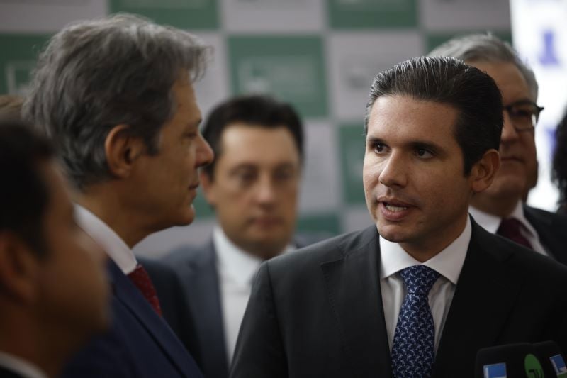 O ministro da Fazenda, Fernando Haddad (esq.), com o presidente da Câmara, Hugo Motta (Republicanos-PB).