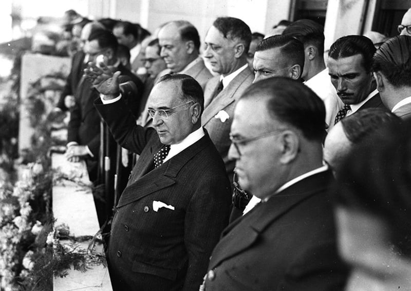 Getúlio Vargas acena à multidão ao anunciar, da sacada do Ministério do Trabalho, a criação da CLT 