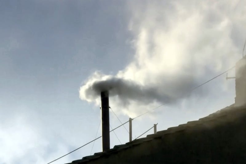 Milhares de fiéis aguardavam pela fumaça branca, que saiu da chaminé da Capela Sistina