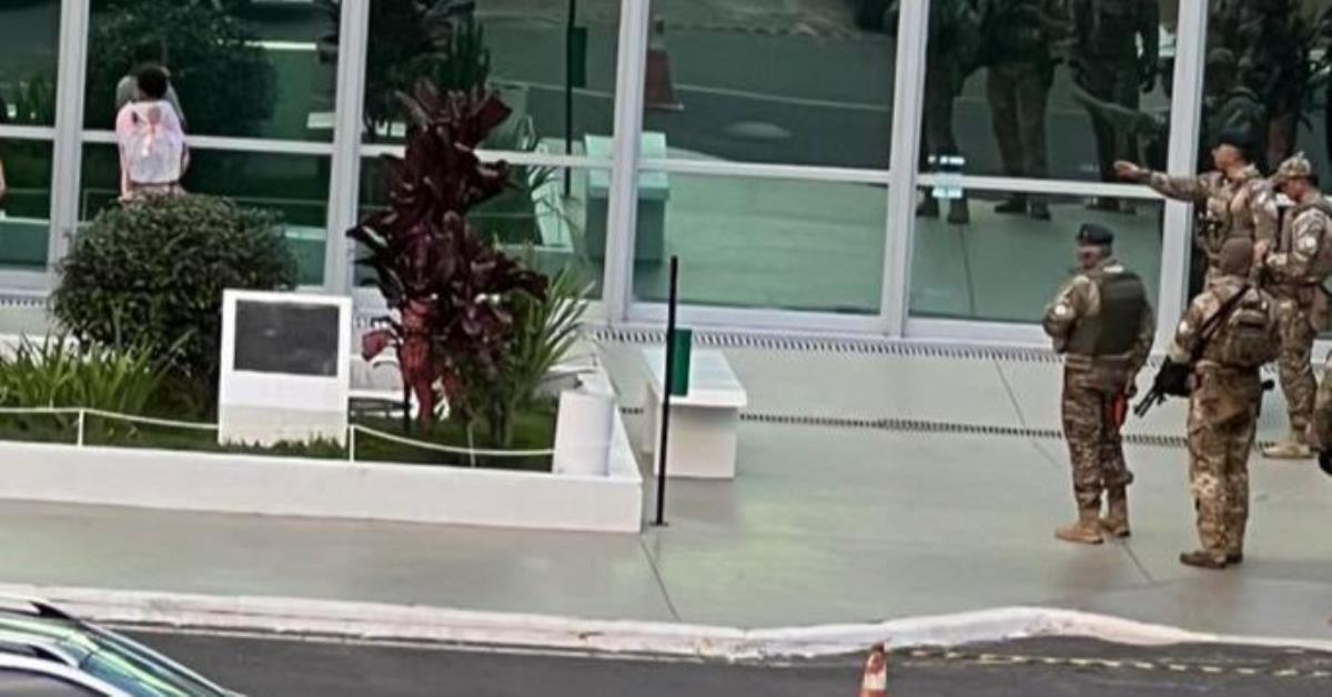 Homem acompanhado de crianças ameaça explodir bomba em ministério