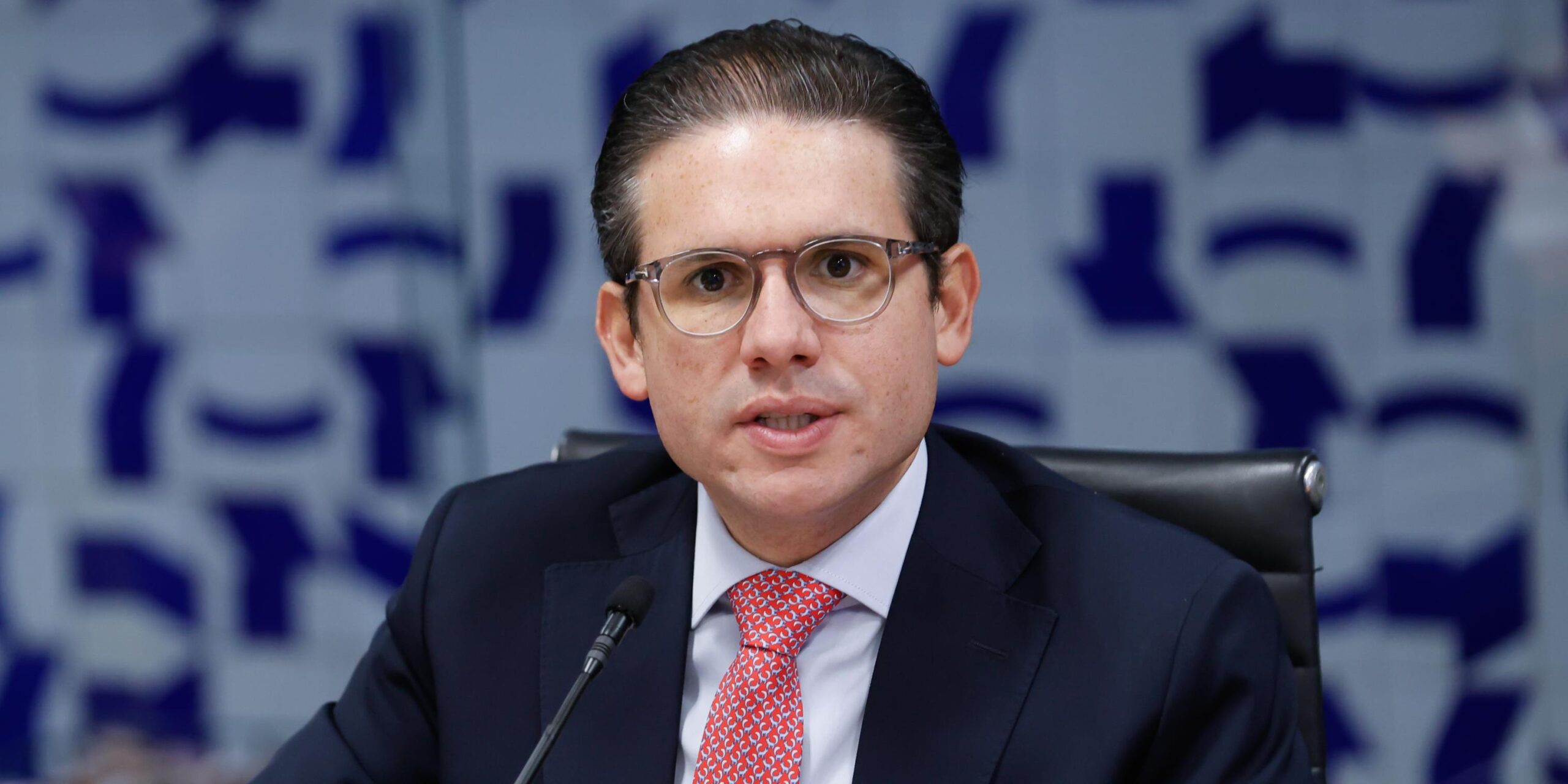 Hugo Motta rebate Haddad: governo não é vítima de gasto “sem freio”