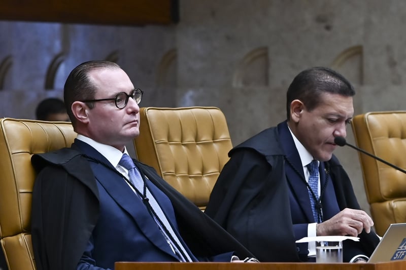 O ministro Cristiano Zanin abriu divergência com o voto do relator, Nunes Marques, ao fundo. 