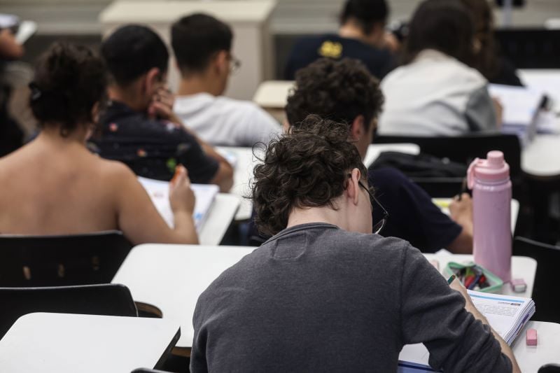 Estudantes matriculados no 3º ano do ensino médio estão automaticamente pré-inscritos no Enem.