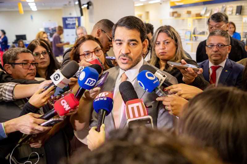 Jorge Messias durante visita a uma agência dos Correios em Brasília.
