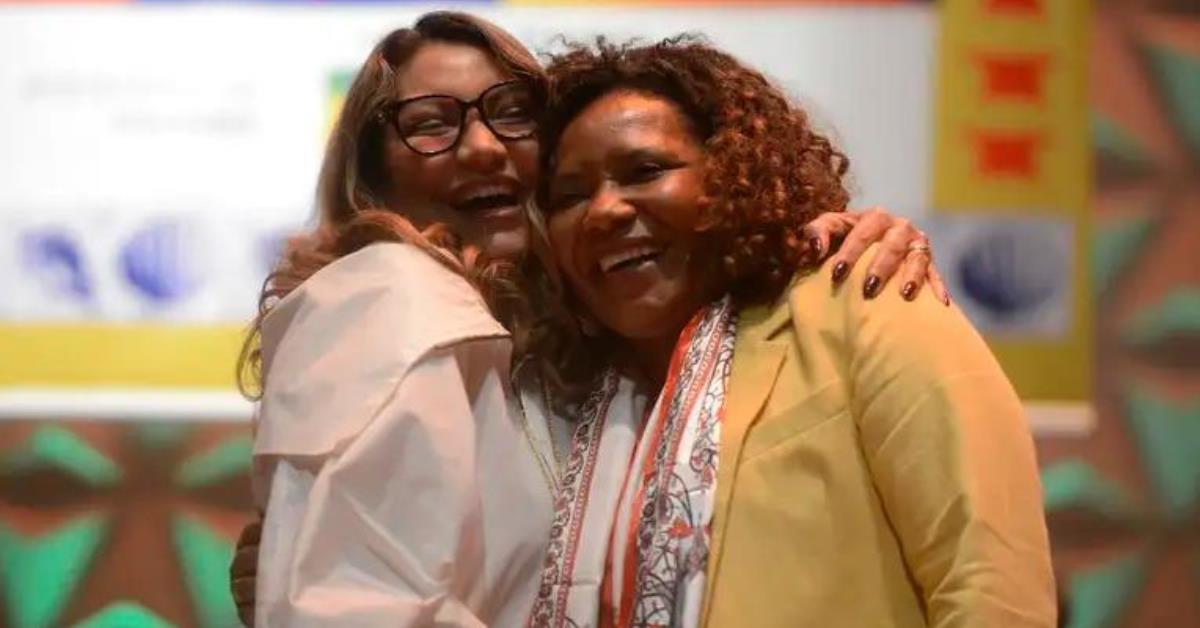 Janja recebe de Lula a maior condecoração da cultura